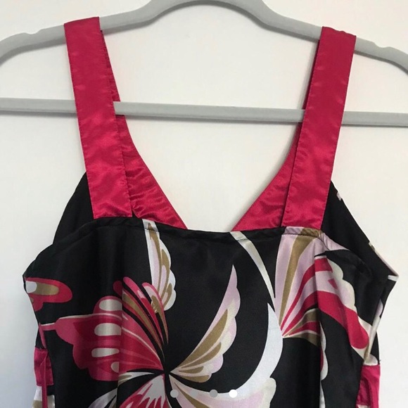 Beautiful red and black floral satin flowy tie in the back sexy fit - Picture 4 of 4